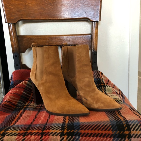 Saks Fifth Avenue Amy Suede Bootie👢 - Picture 3 of 5